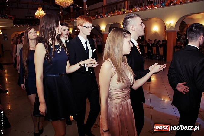 Zdjęcie w galerii na portalu naszraciborz.pl: Uczniowie Mechanika kończą sezon studniówek. Trwa zabawa w Rogowie wiadomości z regionu