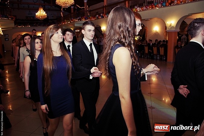 Zdjęcie w galerii na portalu naszraciborz.pl: Uczniowie Mechanika kończą sezon studniówek. Trwa zabawa w Rogowie wiadomości z regionu