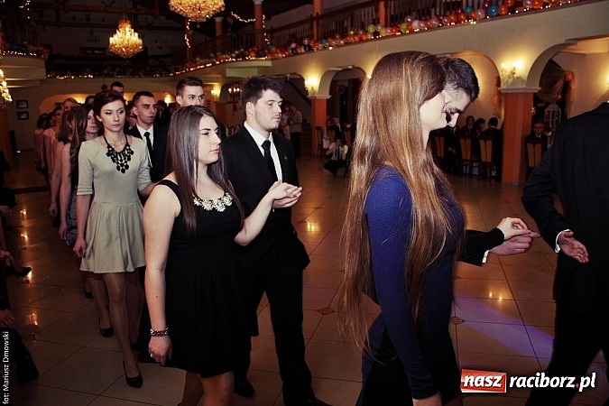 Zdjęcie w galerii na portalu naszraciborz.pl: Uczniowie Mechanika kończą sezon studniówek. Trwa zabawa w Rogowie wiadomości z regionu