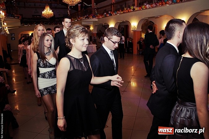 Zdjęcie w galerii na portalu naszraciborz.pl: Uczniowie Mechanika kończą sezon studniówek. Trwa zabawa w Rogowie wiadomości z regionu