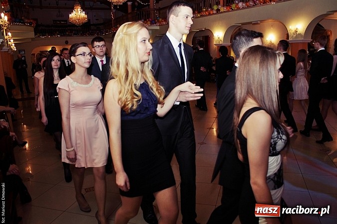 Zdjęcie w galerii na portalu naszraciborz.pl: Uczniowie Mechanika kończą sezon studniówek. Trwa zabawa w Rogowie wiadomości z regionu