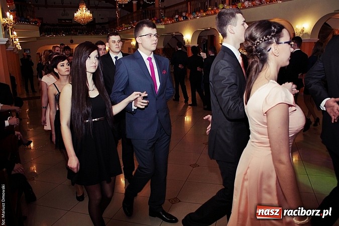 Zdjęcie w galerii na portalu naszraciborz.pl: Uczniowie Mechanika kończą sezon studniówek. Trwa zabawa w Rogowie wiadomości z regionu