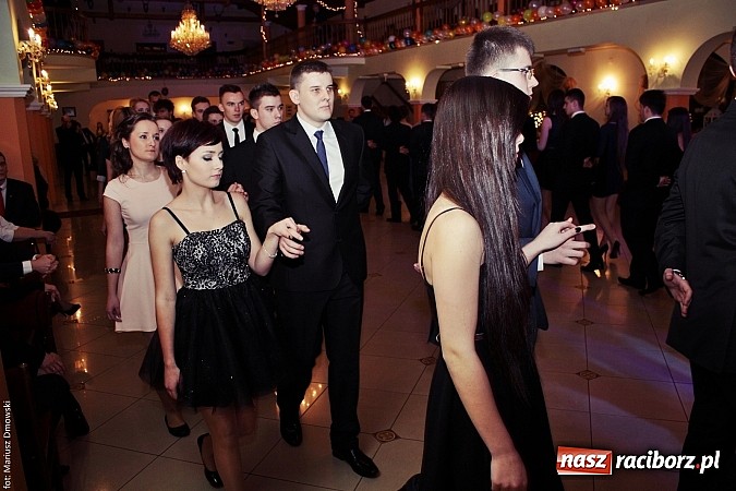 Zdjęcie w galerii na portalu naszraciborz.pl: Uczniowie Mechanika kończą sezon studniówek. Trwa zabawa w Rogowie wiadomości z regionu