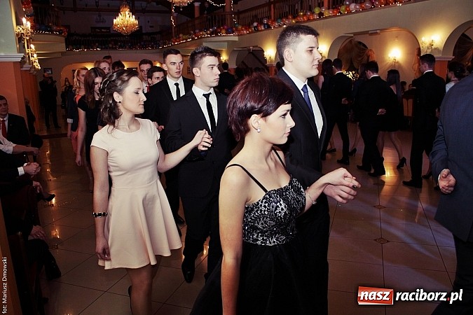 Zdjęcie w galerii na portalu naszraciborz.pl: Uczniowie Mechanika kończą sezon studniówek. Trwa zabawa w Rogowie wiadomości z regionu