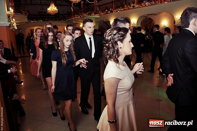 Zdjęcie w galerii na portalu naszraciborz.pl: Uczniowie Mechanika kończą sezon studniówek. Trwa zabawa w Rogowie wiadomości z regionu