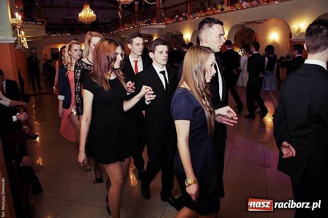 Zdjęcie w galerii na portalu naszraciborz.pl: Uczniowie Mechanika kończą sezon studniówek. Trwa zabawa w Rogowie wiadomości z regionu