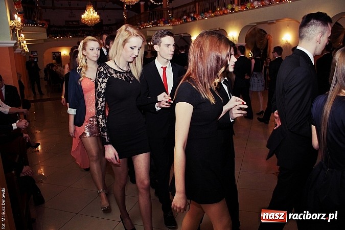 Zdjęcie w galerii na portalu naszraciborz.pl: Uczniowie Mechanika kończą sezon studniówek. Trwa zabawa w Rogowie wiadomości z regionu