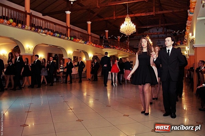 Zdjęcie w galerii na portalu naszraciborz.pl: Uczniowie Mechanika kończą sezon studniówek. Trwa zabawa w Rogowie wiadomości z regionu