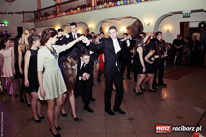 Zdjęcie w galerii na portalu naszraciborz.pl: Uczniowie Mechanika kończą sezon studniówek. Trwa zabawa w Rogowie wiadomości z regionu