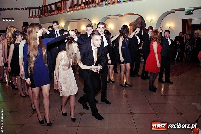 Zdjęcie w galerii na portalu naszraciborz.pl: Uczniowie Mechanika kończą sezon studniówek. Trwa zabawa w Rogowie wiadomości z regionu