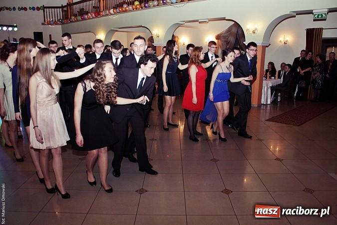 Zdjęcie w galerii na portalu naszraciborz.pl: Uczniowie Mechanika kończą sezon studniówek. Trwa zabawa w Rogowie wiadomości z regionu