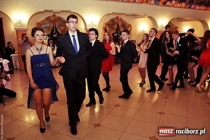 Zdjęcie w galerii na portalu naszraciborz.pl: Uczniowie Mechanika kończą sezon studniówek. Trwa zabawa w Rogowie wiadomości z regionu