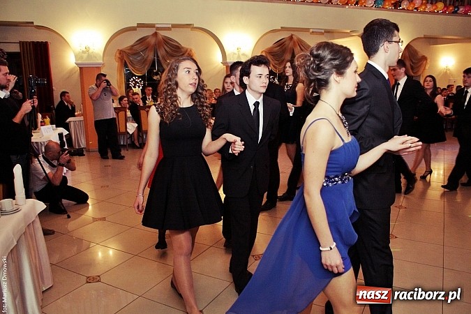 Zdjęcie w galerii na portalu naszraciborz.pl: Uczniowie Mechanika kończą sezon studniówek. Trwa zabawa w Rogowie wiadomości z regionu