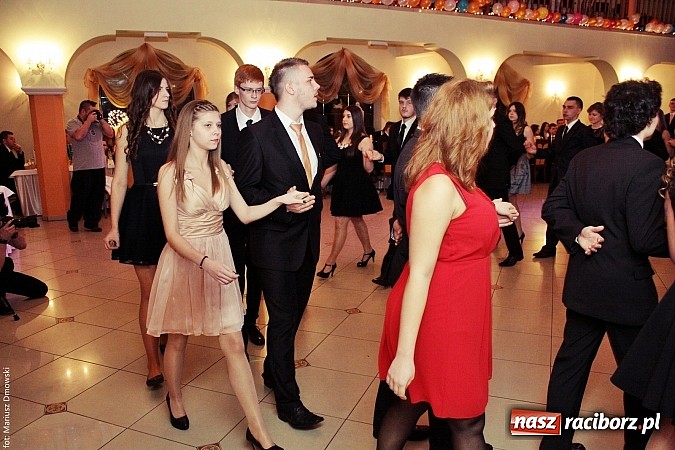 Zdjęcie w galerii na portalu naszraciborz.pl: Uczniowie Mechanika kończą sezon studniówek. Trwa zabawa w Rogowie wiadomości z regionu