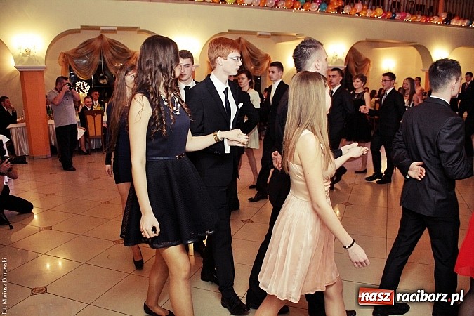 Zdjęcie w galerii na portalu naszraciborz.pl: Uczniowie Mechanika kończą sezon studniówek. Trwa zabawa w Rogowie wiadomości z regionu