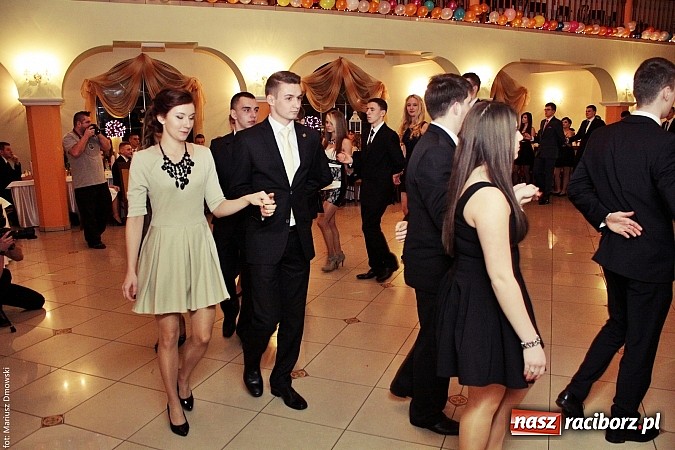 Zdjęcie w galerii na portalu naszraciborz.pl: Uczniowie Mechanika kończą sezon studniówek. Trwa zabawa w Rogowie wiadomości z regionu