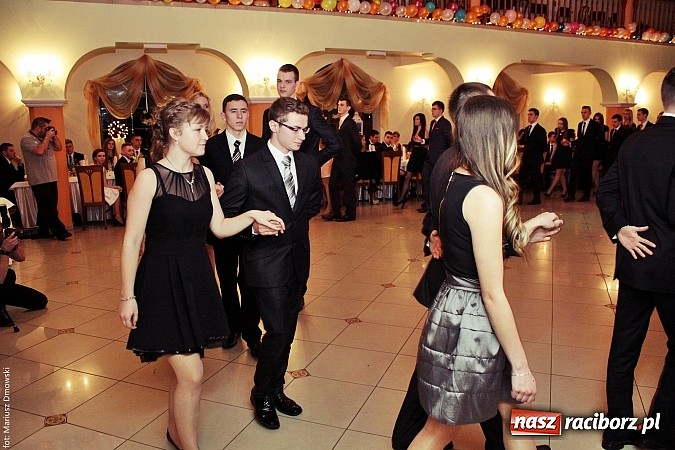 Zdjęcie w galerii na portalu naszraciborz.pl: Uczniowie Mechanika kończą sezon studniówek. Trwa zabawa w Rogowie wiadomości z regionu