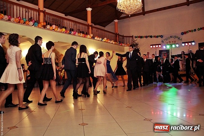 Zdjęcie w galerii na portalu naszraciborz.pl: Uczniowie Mechanika kończą sezon studniówek. Trwa zabawa w Rogowie wiadomości z regionu