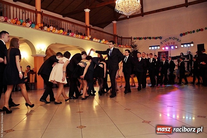 Zdjęcie w galerii na portalu naszraciborz.pl: Uczniowie Mechanika kończą sezon studniówek. Trwa zabawa w Rogowie wiadomości z regionu