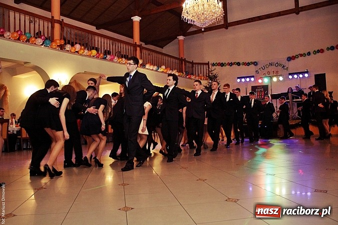 Zdjęcie w galerii na portalu naszraciborz.pl: Uczniowie Mechanika kończą sezon studniówek. Trwa zabawa w Rogowie wiadomości z regionu