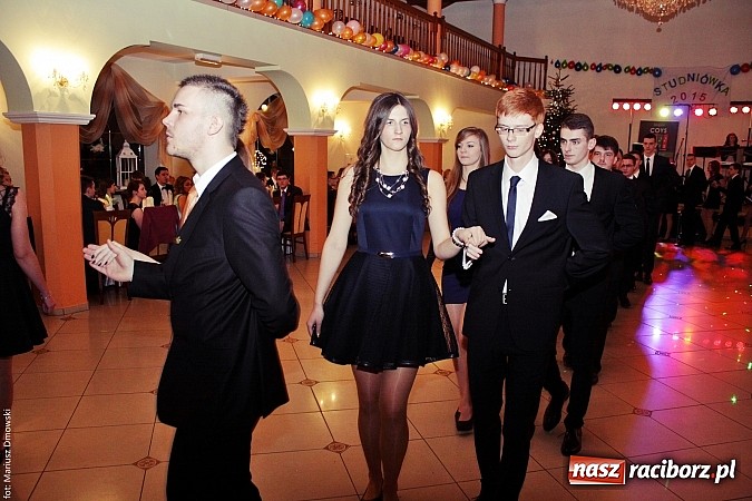 Zdjęcie w galerii na portalu naszraciborz.pl: Uczniowie Mechanika kończą sezon studniówek. Trwa zabawa w Rogowie wiadomości z regionu