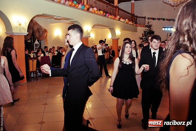 Zdjęcie w galerii na portalu naszraciborz.pl: Uczniowie Mechanika kończą sezon studniówek. Trwa zabawa w Rogowie wiadomości z regionu