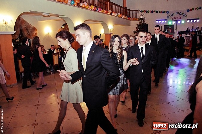 Zdjęcie w galerii na portalu naszraciborz.pl: Uczniowie Mechanika kończą sezon studniówek. Trwa zabawa w Rogowie wiadomości z regionu