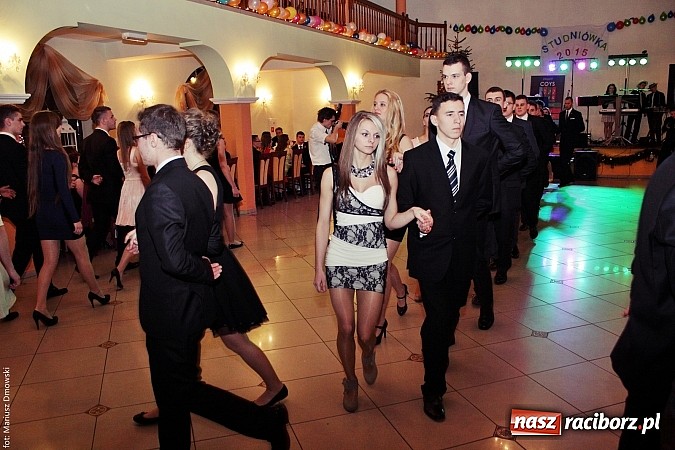 Zdjęcie w galerii na portalu naszraciborz.pl: Uczniowie Mechanika kończą sezon studniówek. Trwa zabawa w Rogowie wiadomości z regionu