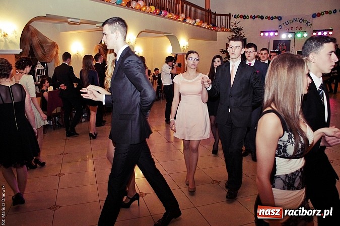 Zdjęcie w galerii na portalu naszraciborz.pl: Uczniowie Mechanika kończą sezon studniówek. Trwa zabawa w Rogowie wiadomości z regionu