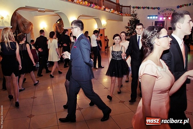 Zdjęcie w galerii na portalu naszraciborz.pl: Uczniowie Mechanika kończą sezon studniówek. Trwa zabawa w Rogowie wiadomości z regionu