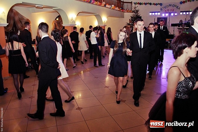 Zdjęcie w galerii na portalu naszraciborz.pl: Uczniowie Mechanika kończą sezon studniówek. Trwa zabawa w Rogowie wiadomości z regionu