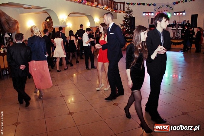 Zdjęcie w galerii na portalu naszraciborz.pl: Uczniowie Mechanika kończą sezon studniówek. Trwa zabawa w Rogowie wiadomości z regionu