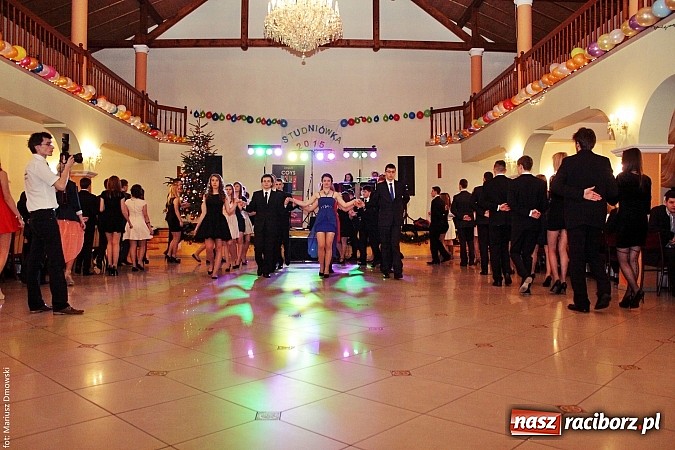 Zdjęcie w galerii na portalu naszraciborz.pl: Uczniowie Mechanika kończą sezon studniówek. Trwa zabawa w Rogowie wiadomości z regionu