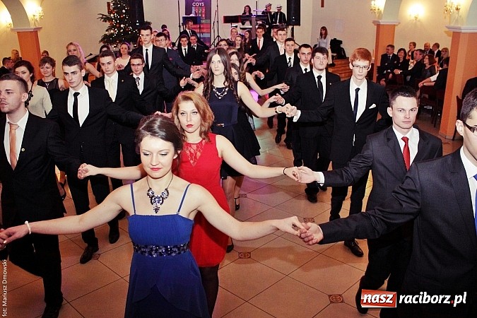 Zdjęcie w galerii na portalu naszraciborz.pl: Uczniowie Mechanika kończą sezon studniówek. Trwa zabawa w Rogowie wiadomości z regionu