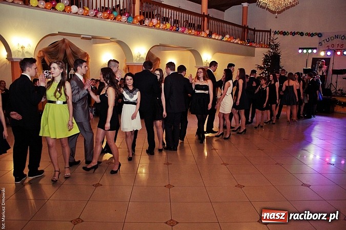 Zdjęcie w galerii na portalu naszraciborz.pl: Uczniowie Mechanika kończą sezon studniówek. Trwa zabawa w Rogowie wiadomości z regionu