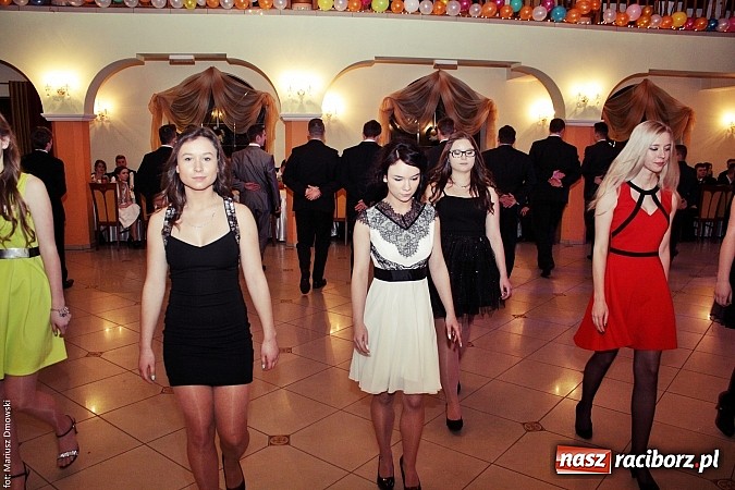 Zdjęcie w galerii na portalu naszraciborz.pl: Uczniowie Mechanika kończą sezon studniówek. Trwa zabawa w Rogowie wiadomości z regionu