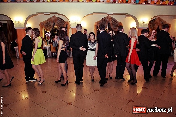 Zdjęcie w galerii na portalu naszraciborz.pl: Uczniowie Mechanika kończą sezon studniówek. Trwa zabawa w Rogowie wiadomości z regionu