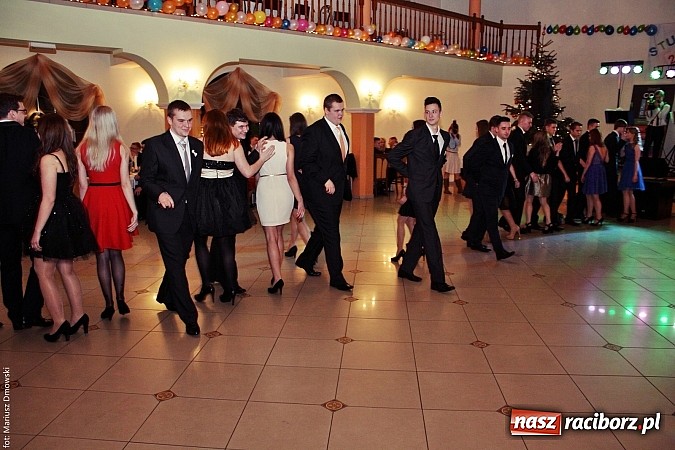 Zdjęcie w galerii na portalu naszraciborz.pl: Uczniowie Mechanika kończą sezon studniówek. Trwa zabawa w Rogowie wiadomości z regionu