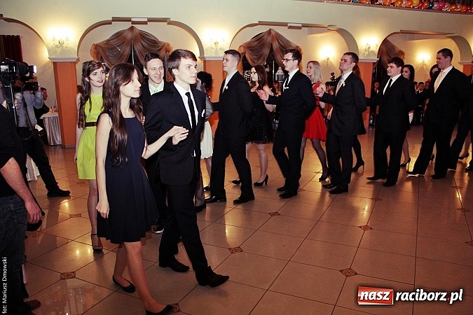 Zdjęcie w galerii na portalu naszraciborz.pl: Uczniowie Mechanika kończą sezon studniówek. Trwa zabawa w Rogowie wiadomości z regionu