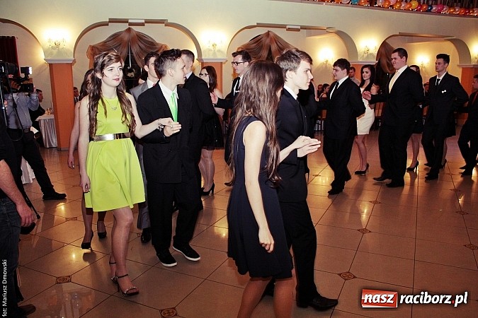 Zdjęcie w galerii na portalu naszraciborz.pl: Uczniowie Mechanika kończą sezon studniówek. Trwa zabawa w Rogowie wiadomości z regionu