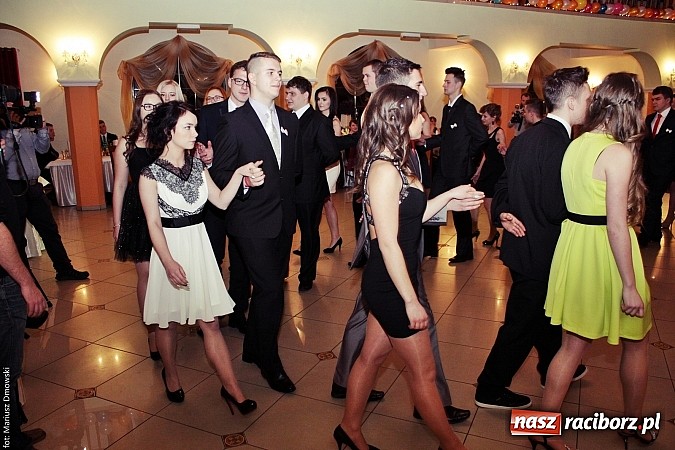 Zdjęcie w galerii na portalu naszraciborz.pl: Uczniowie Mechanika kończą sezon studniówek. Trwa zabawa w Rogowie wiadomości z regionu