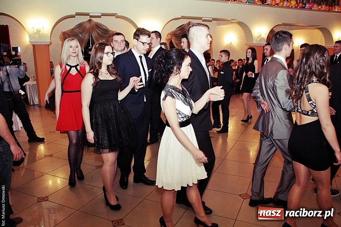 Zdjęcie w galerii na portalu naszraciborz.pl: Uczniowie Mechanika kończą sezon studniówek. Trwa zabawa w Rogowie wiadomości z regionu