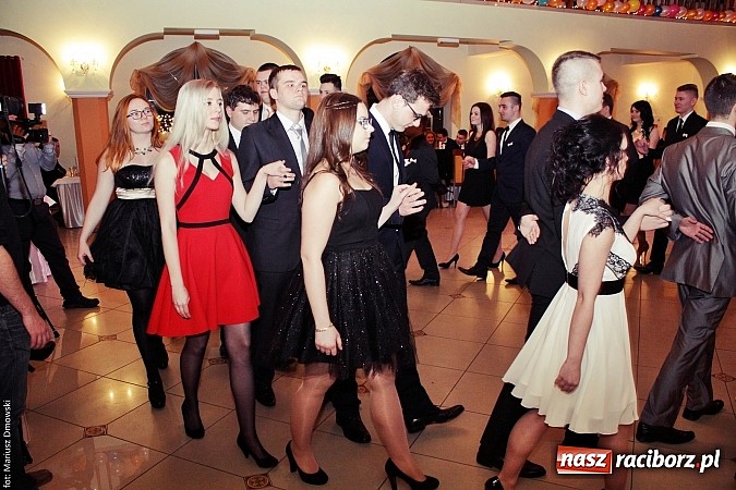 Zdjęcie w galerii na portalu naszraciborz.pl: Uczniowie Mechanika kończą sezon studniówek. Trwa zabawa w Rogowie wiadomości z regionu