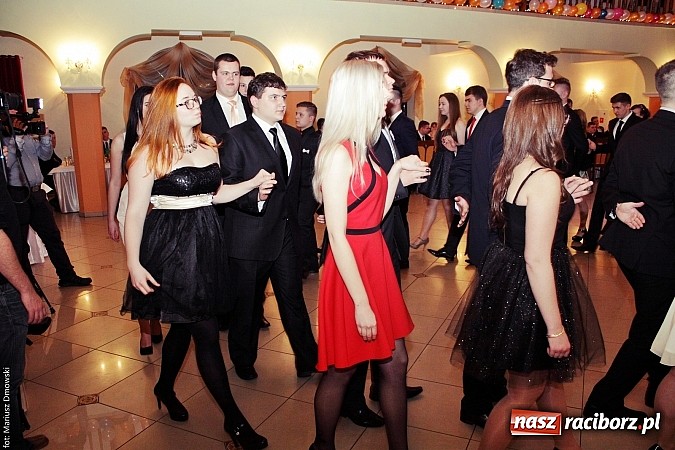 Zdjęcie w galerii na portalu naszraciborz.pl: Uczniowie Mechanika kończą sezon studniówek. Trwa zabawa w Rogowie wiadomości z regionu