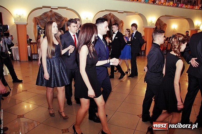 Zdjęcie w galerii na portalu naszraciborz.pl: Uczniowie Mechanika kończą sezon studniówek. Trwa zabawa w Rogowie wiadomości z regionu