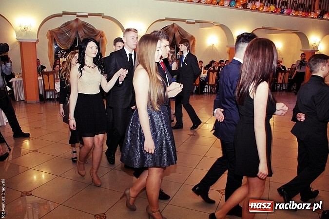 Zdjęcie w galerii na portalu naszraciborz.pl: Uczniowie Mechanika kończą sezon studniówek. Trwa zabawa w Rogowie wiadomości z regionu