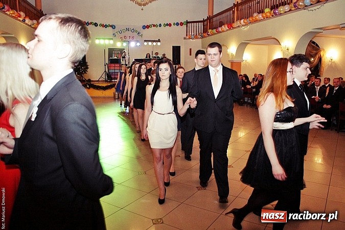 Zdjęcie w galerii na portalu naszraciborz.pl: Uczniowie Mechanika kończą sezon studniówek. Trwa zabawa w Rogowie wiadomości z regionu