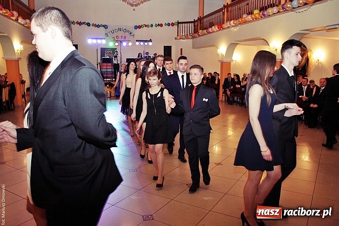 Zdjęcie w galerii na portalu naszraciborz.pl: Uczniowie Mechanika kończą sezon studniówek. Trwa zabawa w Rogowie wiadomości z regionu