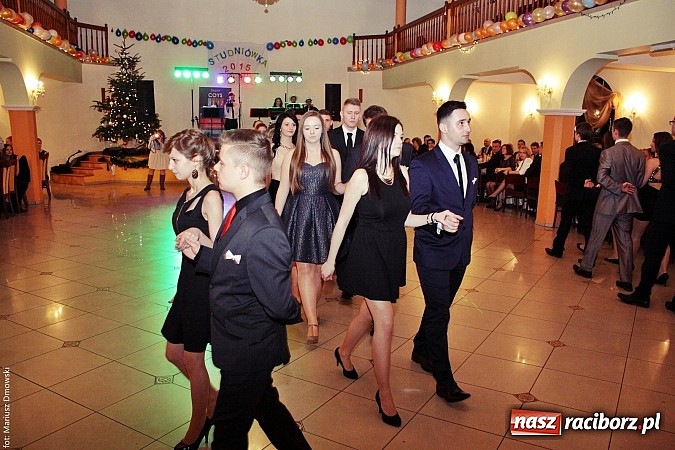 Zdjęcie w galerii na portalu naszraciborz.pl: Uczniowie Mechanika kończą sezon studniówek. Trwa zabawa w Rogowie wiadomości z regionu