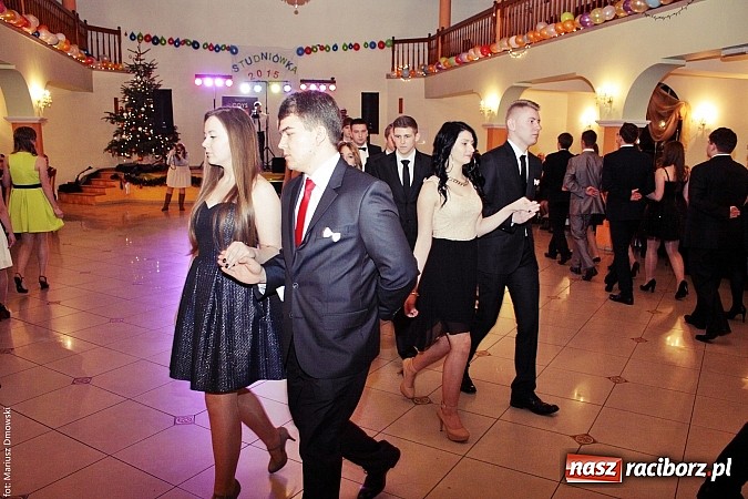 Zdjęcie w galerii na portalu naszraciborz.pl: Uczniowie Mechanika kończą sezon studniówek. Trwa zabawa w Rogowie wiadomości z regionu